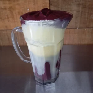 Jarra de açaí com leite em pó e leite condensado
